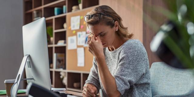 Seduti più di 6 ore al giorno: salute a rischio