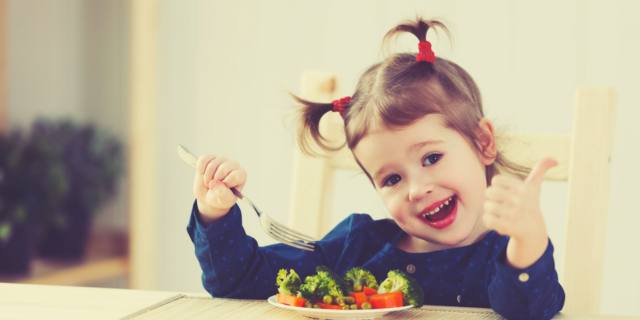 Vuoi che tuo figlio mangi cibi sani? Spiegagli perché fanno bene