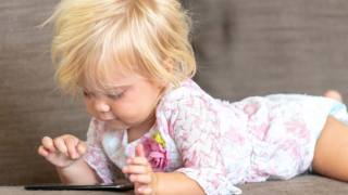 Bambini e smartphone: non più di due ore al giorno