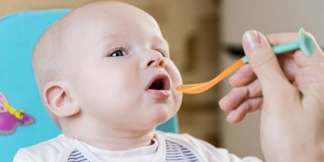 Età dello svezzamento: quella giusta è tra 4 e 6 mesi