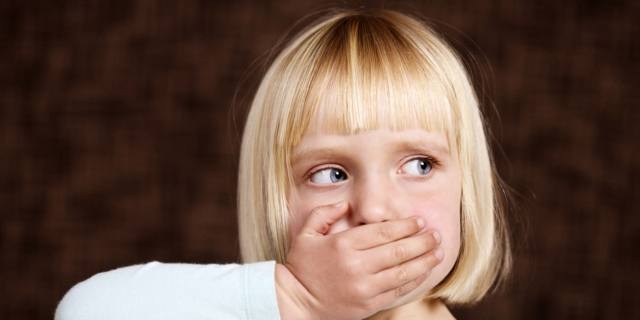 Pile a bottone: attenzione ai bambini se le ingoiano