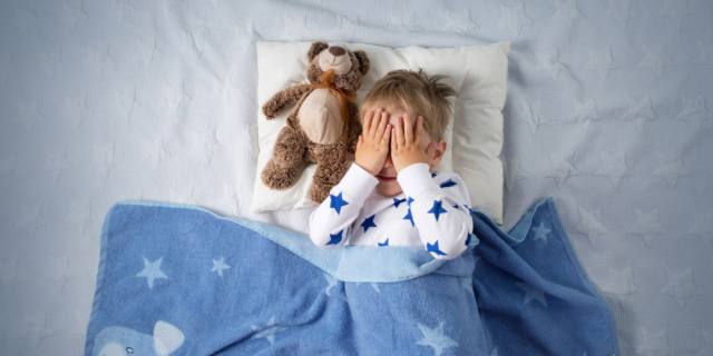 Il bimbo fa la pipì a letto? Ecco come aiutarlo