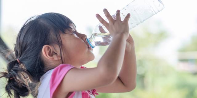 I bambini bevono poca acqua: come farli bere di più?