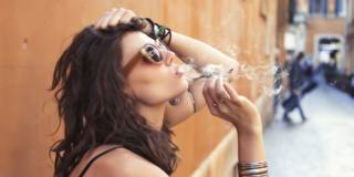 Fumo e donne: una relazione sempre più pericolosa