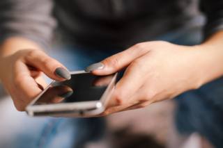 Pollice da smartphone: è allarme tra gli adolescenti