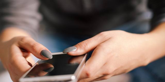 Pollice da smartphone: è allarme tra gli adolescenti