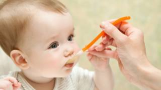 Alimenti per neonati sotto accusa: ci sono troppi zuccheri