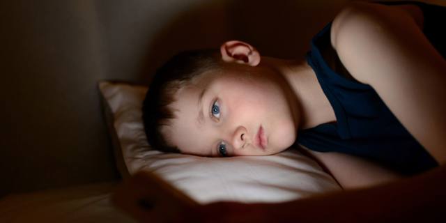 Stili di vita dei bambini bocciati: dormono male, mangiano junk food e passano troppo tempo davanti agli schermi