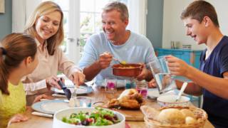 Mangiare in famiglia migliora l’autostima degli adolescenti