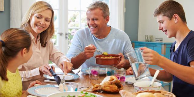 Mangiare in famiglia migliora l’autostima degli adolescenti