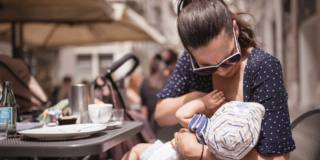 L’allattamento al seno: per mamme e bebè non devono esserci zone off limits