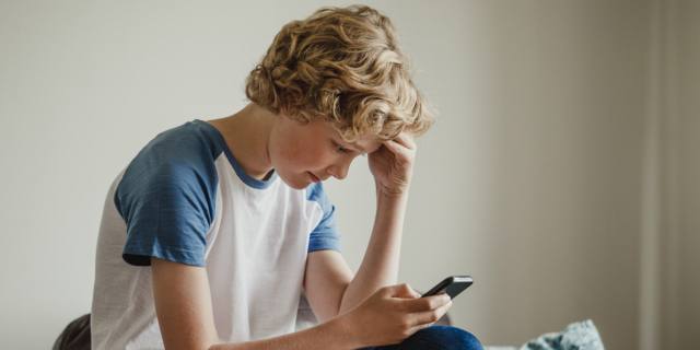 Smartphone, usarlo cinque o più ore al giorno aumenta il rischio obesità