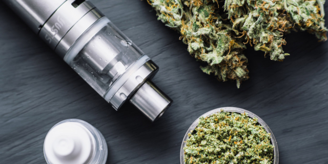 E-cig: pericolosi i liquidi alla marijuana