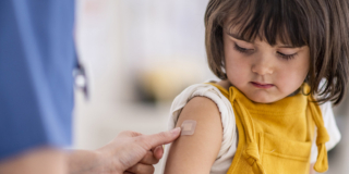 Contro il morbillo nei bambini vaccinazioni anche agli adulti