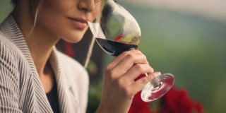 Alcol nelle donne: una bottiglia di vino fa male come 10 sigarette