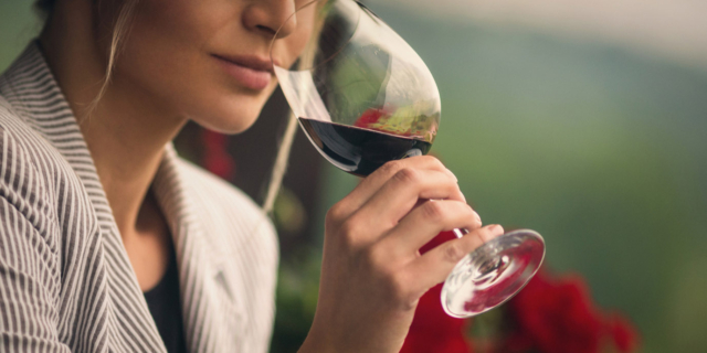 Alcol nelle donne: una bottiglia di vino fa male come 10 ...