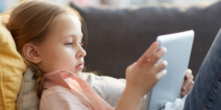 Smartphone e tablet: più cautele con bambini e ragazzi. Appello dei pediatri
