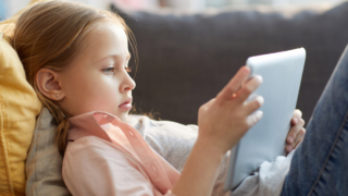Smartphone e tablet: più cautele con bambini e ragazzi. Appello dei pediatri
