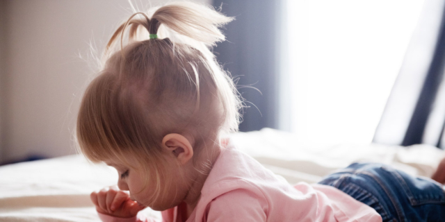 Smartphone: il tempo passato sul display cambia il cervello dei bambini