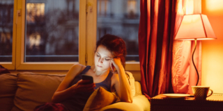 Niente smartphone di sera per regolarizzare il sonno