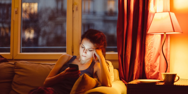 Niente smartphone di sera per regolarizzare il sonno