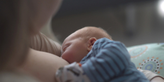 Nel latte materno scoperto un antibiotico “intelligente”