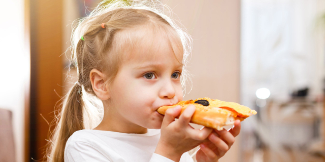 Cibi confezionati per i bambini: troppo grassi e poche fibre