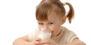 Obesità infantile: dopo i 2 anni il latte intero dimezza i rischi