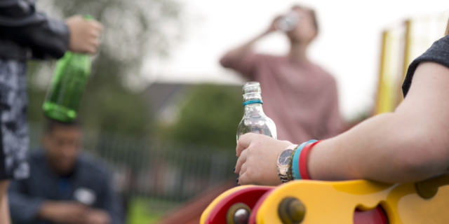 Binge drinking danneggia i testicoli dei ragazzi. Fertilità a rischio