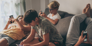 Lo smartphone cambia il cervello, ecco le prove