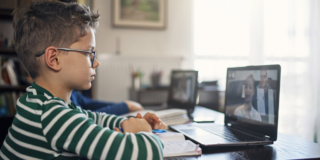 Scuola a distanza aumenta il rischio di occhio secco