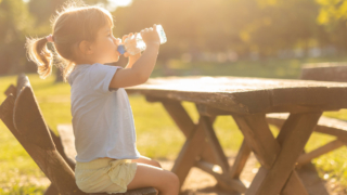 Due litri d’acqua al giorno contro le allergie di stagione