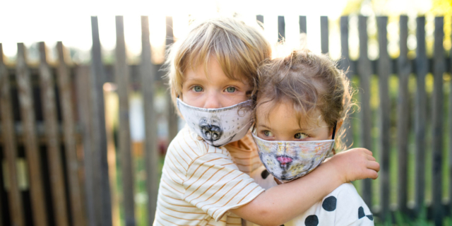 Gioco dei bimbi all’aperto: sì ma in piccoli gruppi
