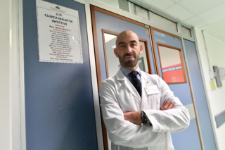 Il prof Matteo Bassetti responsabile del reparto di Malattie Infettive dell’ospedale S.Martino. Genova, 30 Gennaio 2020.
ANSA/LUCA ZENNARO