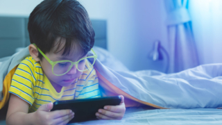 Bambini a rischio miopia per smartphone e tablet
