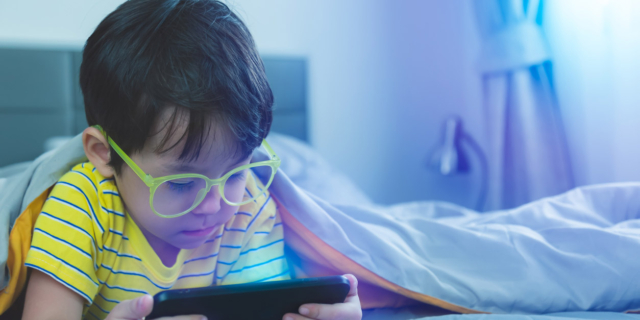 Bambini a rischio miopia per smartphone e tablet