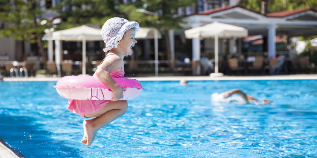 Le regole per difendere i bambini dal caldo