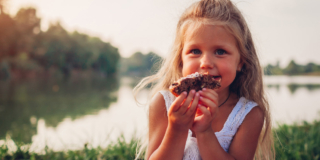 Obesità nei bambini: meglio prevenirla perché difficilmente poi si cura