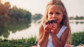 Obesità nei bambini: meglio prevenirla perché difficilmente poi si cura