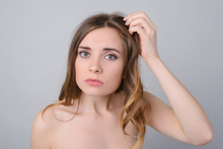 Caduta dei capelli: nelle donne non sempre è colpa degli ormoni