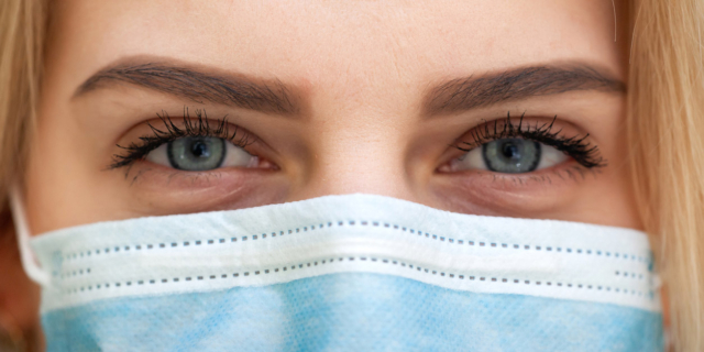 Sguardo fresco sopra la mascherina