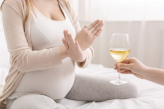 No all’alcol in gravidanza,: i danni al feto durano a lungo