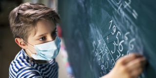 Covid, la mascherina a scuola può creare problemi di salute