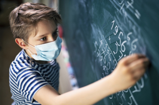 Covid, la mascherina a scuola può creare problemi di salute