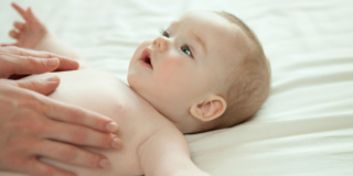 Massaggio del bebè: quanti benefici nelle mani della mamma