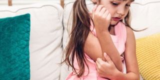 Dermatite atopica nei bambini, oggi è più diffusa ma meno curata