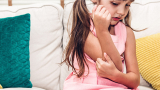 Dermatite atopica nei bambini, oggi è più diffusa ma meno curata