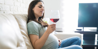 L’alcol è dannoso per il feto, anche quando è poco. Meglio rinunciare