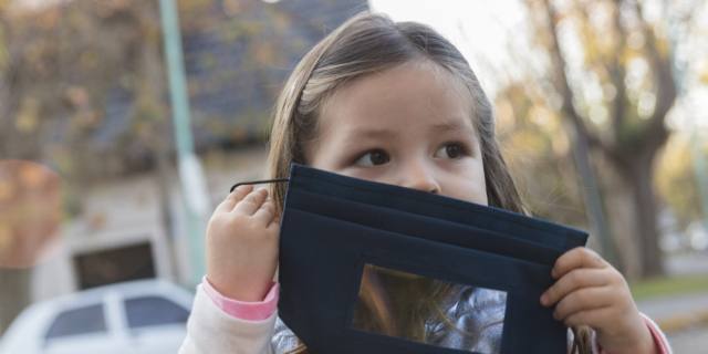La balbuzie con la mascherina può peggiorare: come aiutare i bambini