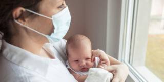 Mamma e bebè insieme anche con il Covid-19. Lo dicono i pediatri